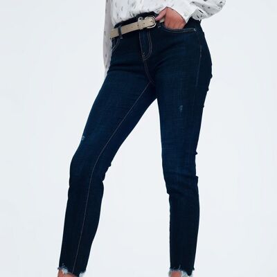 Mid Rise Jeans in leuchtendem Blau mit rohem Saum