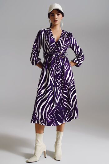 Robe portefeuille mi-longue ceinturée à imprimé zèbre violet et crème 1