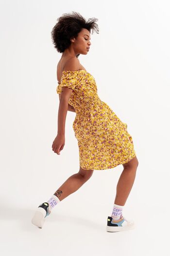 Mini-robe avec détail froncé à imprimé fleuri jaune 4