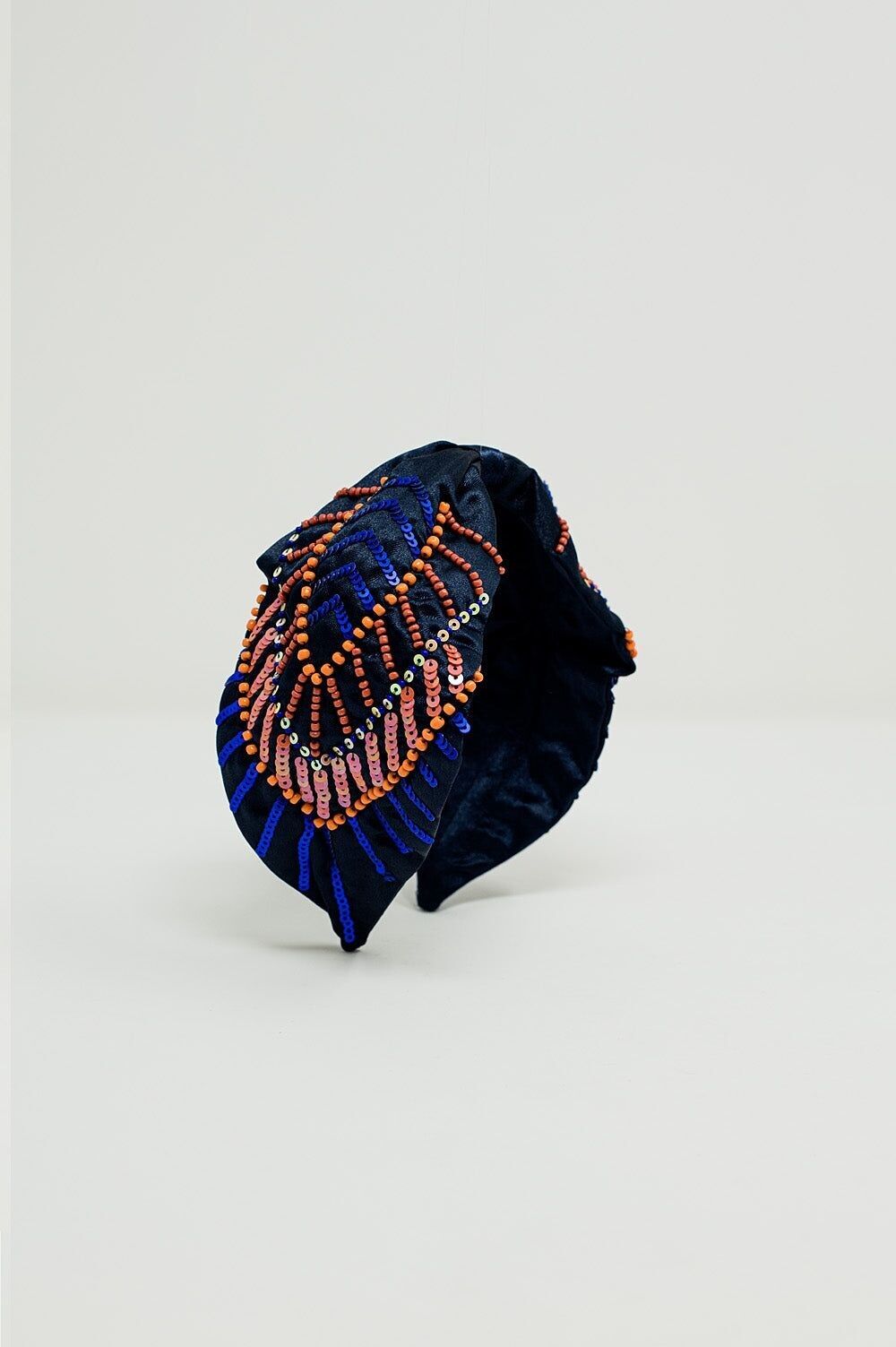 Diadema azul marino con adornos de lentejuelas y strass.