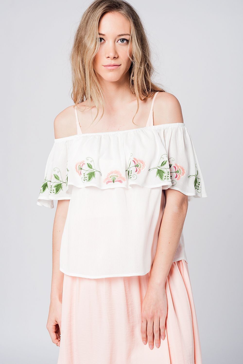 Blusa bianca con volant sulle spalle