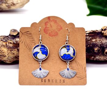 Boucles d'oreilles ethniques wax : fleurs de mariage bleu, blanc argent cabochon de verre 1