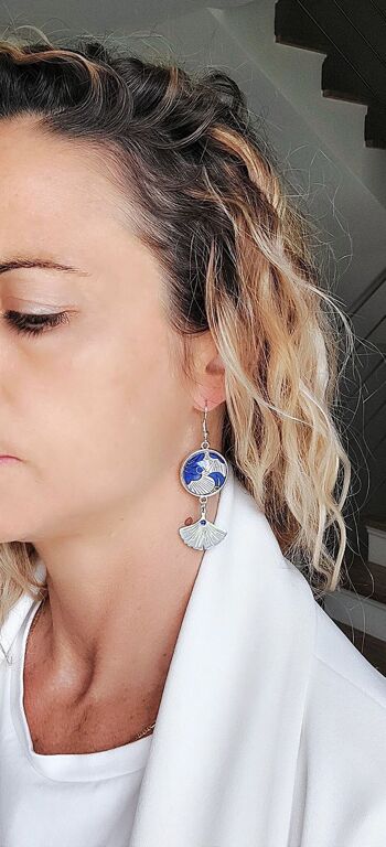 Boucles d'oreilles ethniques wax : fleurs de mariage bleu, blanc argent cabochon de verre 2
