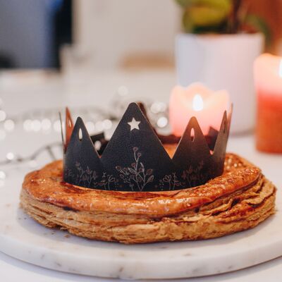 Crown of kings and queens for the cake