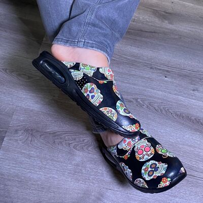 Pantuflas tipo zuecos de cuero ligero Air Clogx con flor de calavera