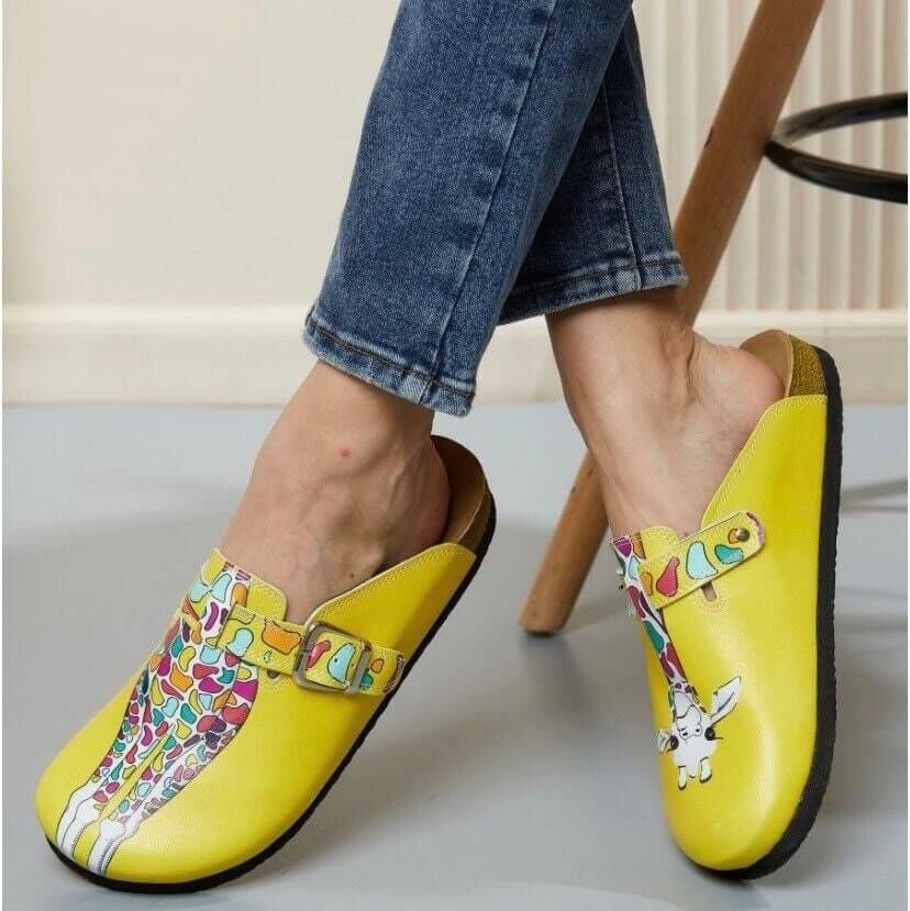 Zapatilla tipo zuecos de cuero Boston con jirafa