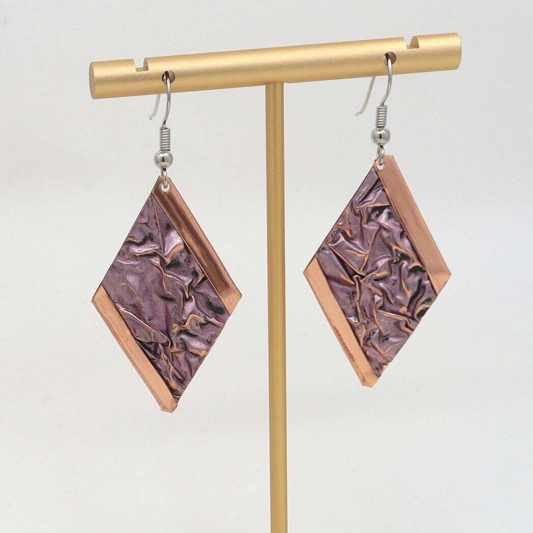 Orecchino spiegazzato in rame rosa