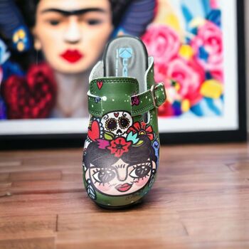 Pantoufles sabots en cuir vert Frida Kahlo Air Clogx 224 1