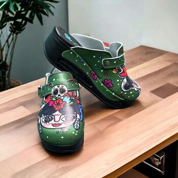 Pantoufles sabots en cuir vert Frida Kahlo Air Clogx 224 8