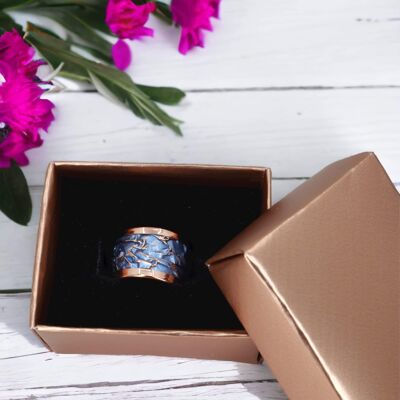 Bague de bijoux unisexe faite à la main réglable en cuivre froissé bleu