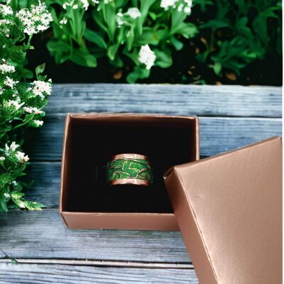 Verstellbarer Ring aus grünem Kupfer mit Falten