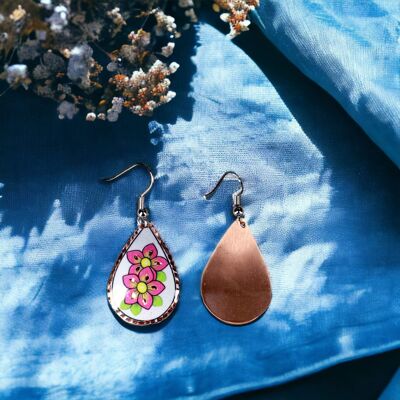 Tropfenförmiger Ohrring aus Kupfer mit rosa Blume