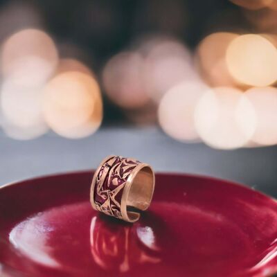 Verstellbarer Ring aus magentafarbenem Kupfer mit Falten