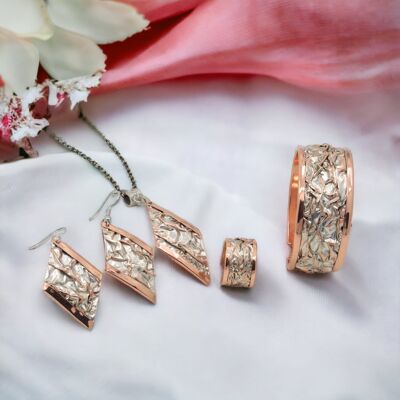 Conjunto de pulsera y anillo ajustable, aretes, collar arrugado de cobre con placa de plata