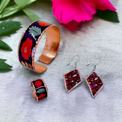 Conjunto de aretes, pulsera y anillo ajustable de cobre con flores moradas