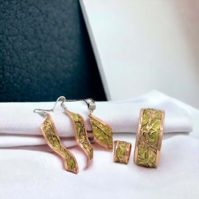 Conjunto de pulsera y anillo ajustable con aretes y collar arrugado de cobre amarillo