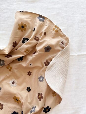 Couverture bébé / fleurs de bohème brodées - beige 2