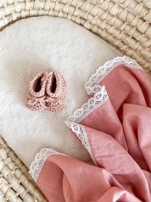 Linen swaddle + lace trim / pink