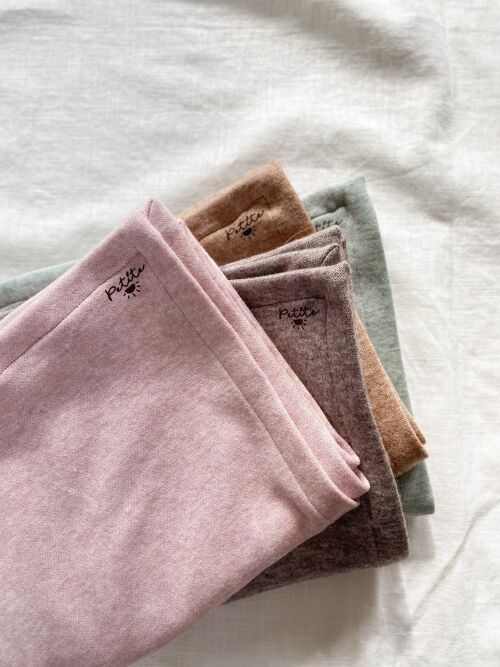 Knitted blanket / pastel