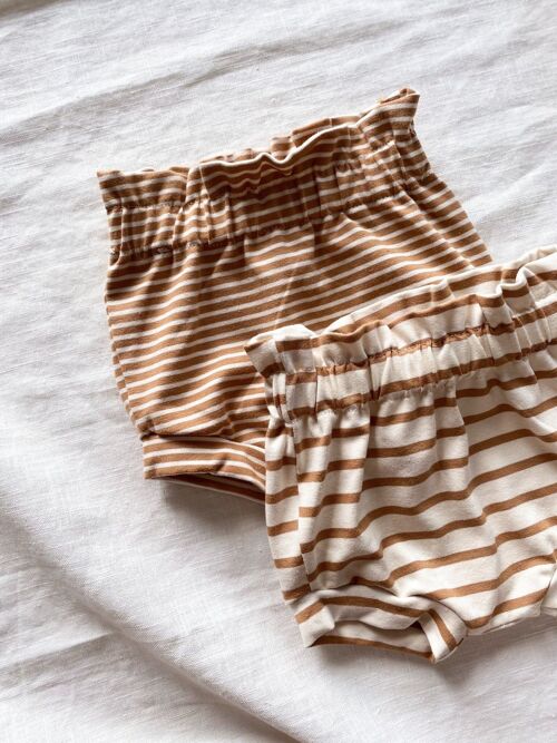Girly ruffle shorts / caramel stripes