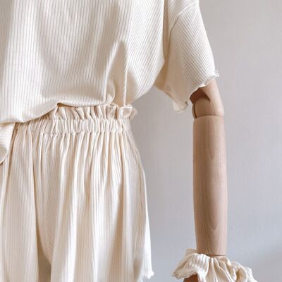 Flowy ribbed ruffle shorts / creamy vanilla