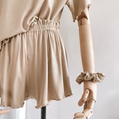 Flowy ribbed ruffle shorts / sand