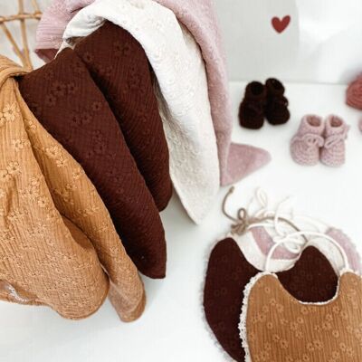 Muslin blanket / Embroidered chocolate