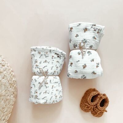 Muslin swaddle / vintage blue flowers