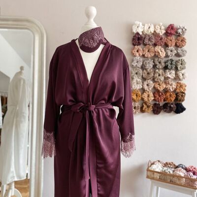 Robe aus Satin + Spitze / Aubergine