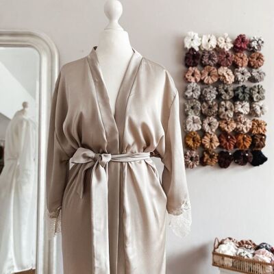 Robe aus Satin + Spitze / Beige