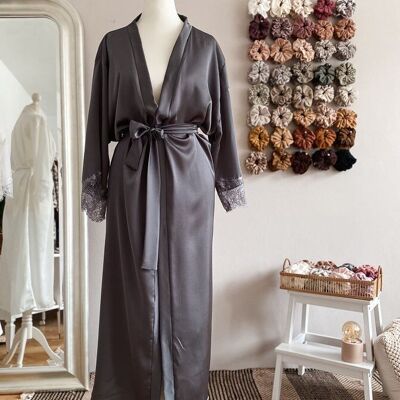 Robe aus Satin + Spitze / Grau