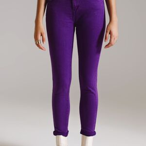 Jean skinny violet à la cheville avec des rides douces