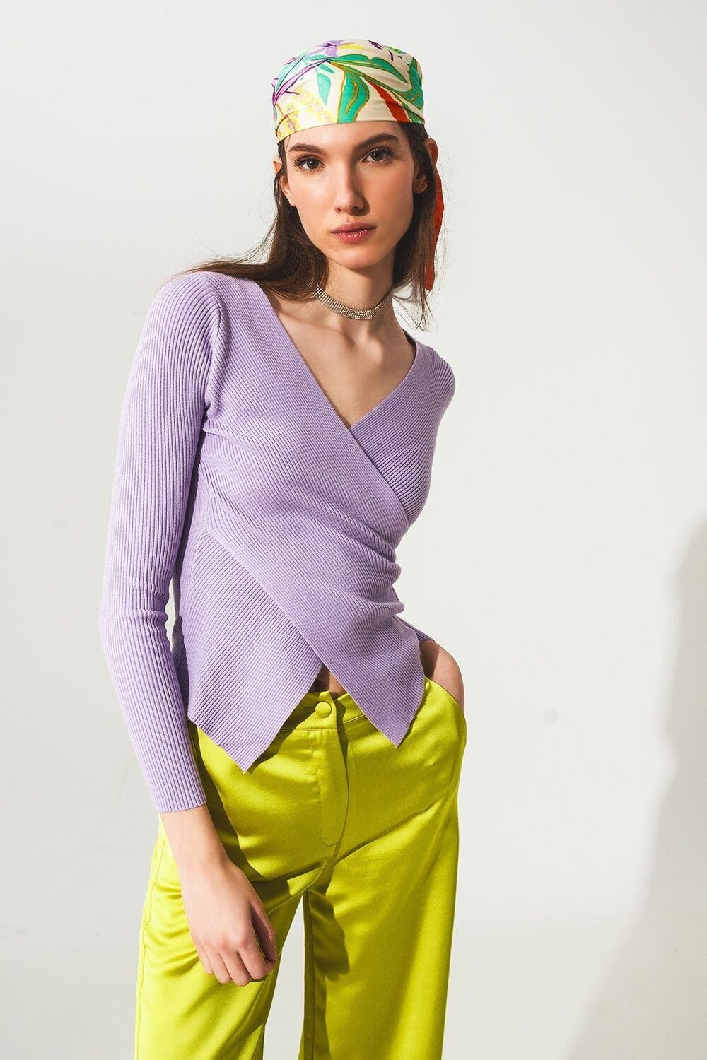 Maglia viola con scollo a V a costine