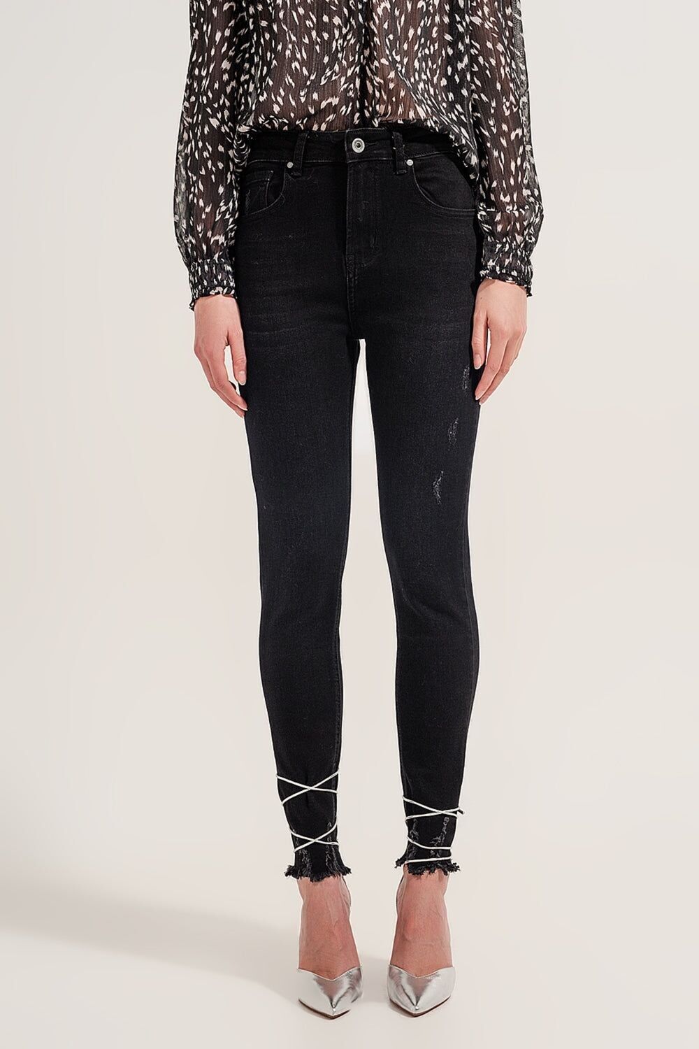 Jean skinny à ourlet brut en noir délavé