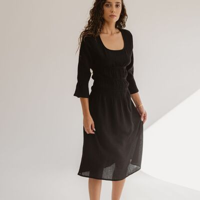 Vestido negro de lana arrugada con mangas tres cuartos para las temporadas de otoño e invierno