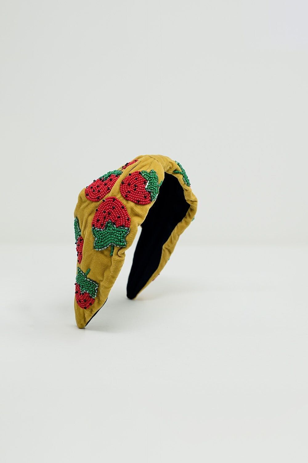 Diadema de terciopelo con adornos de cuentas en forma de fresa