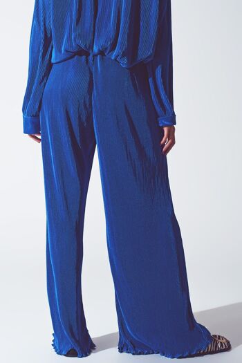 Pantalon large plissé en satin bleu 2