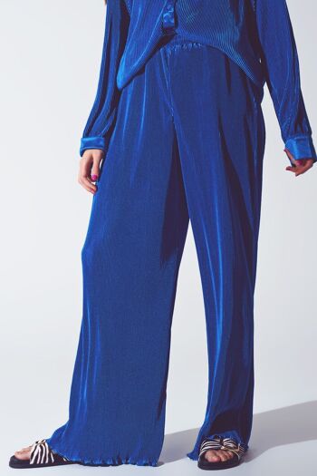 Pantalon large plissé en satin bleu 4