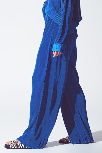 Pantalon large plissé en satin bleu 5