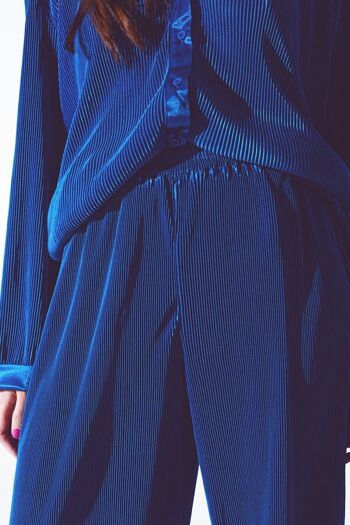 Pantalon large plissé en satin bleu 6