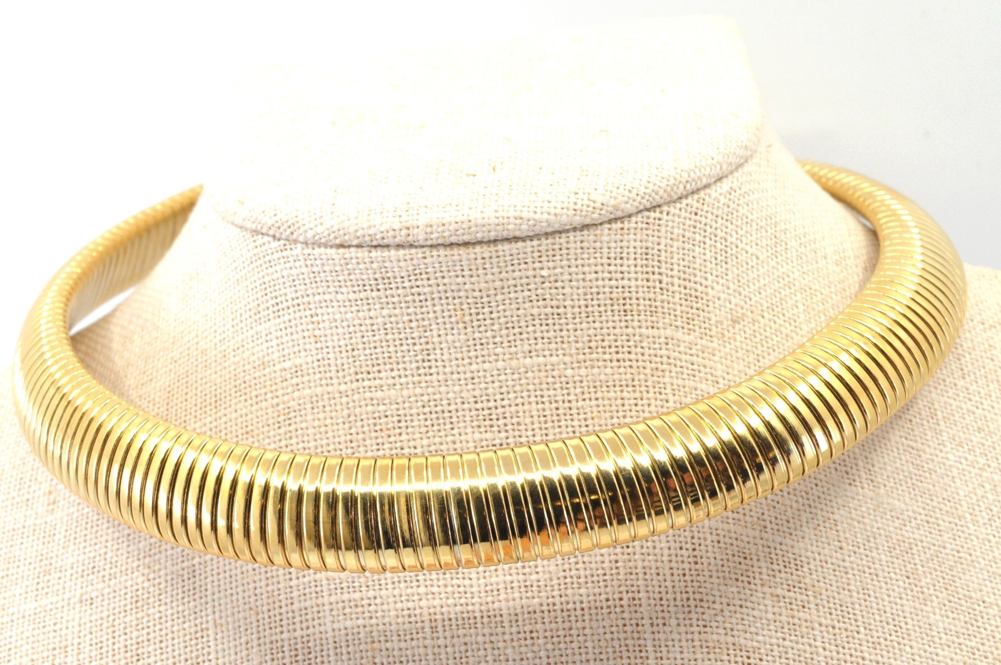 Collana in acciaio dorato con bracciale ricurvo, anelli stretti