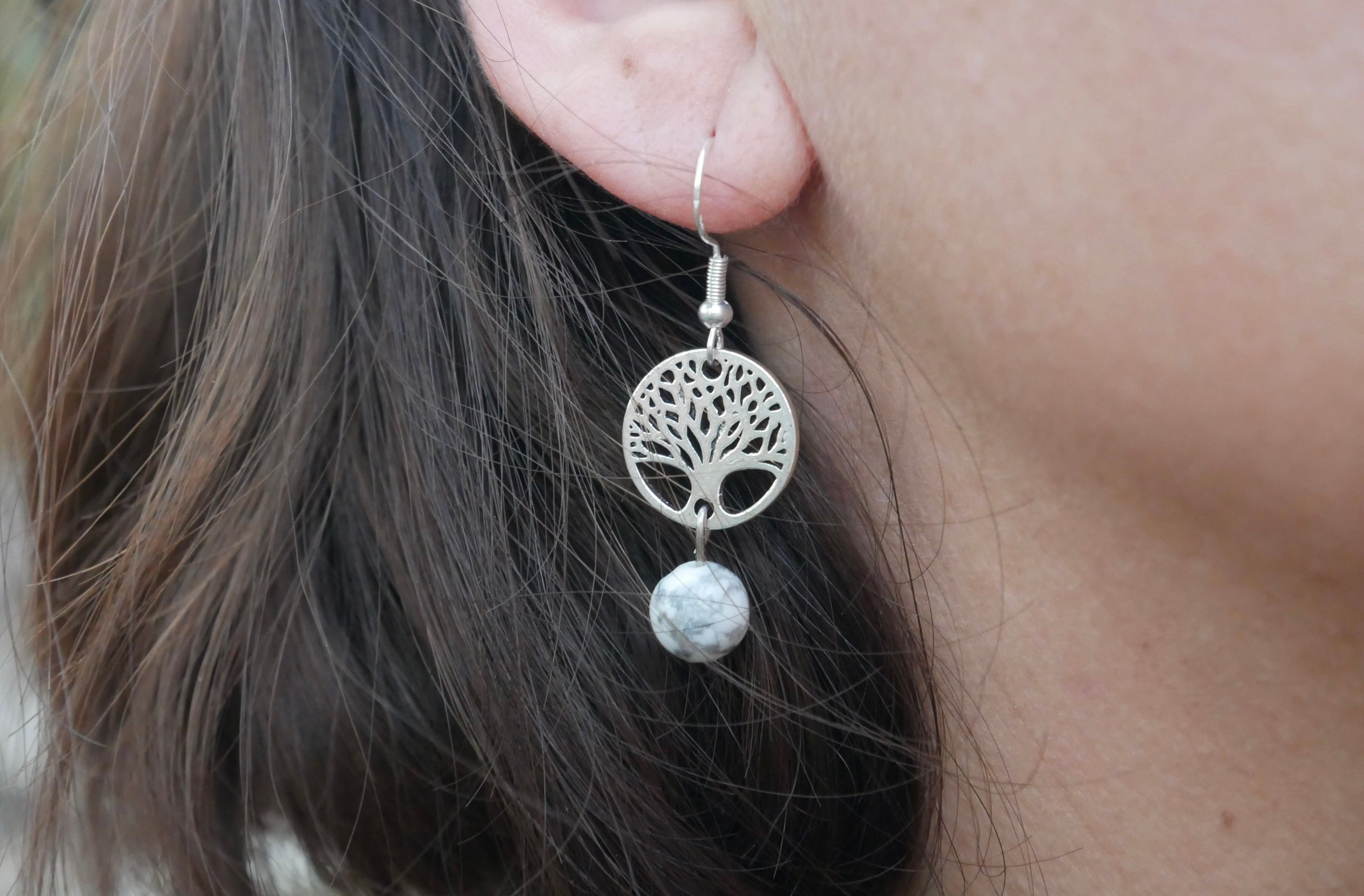 Ohrhänger aus weißem Howlith und Lebensbaum, hergestellt in Frankreich