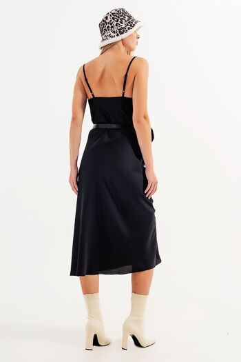 Robe midi en satin à bretelles en noir 3