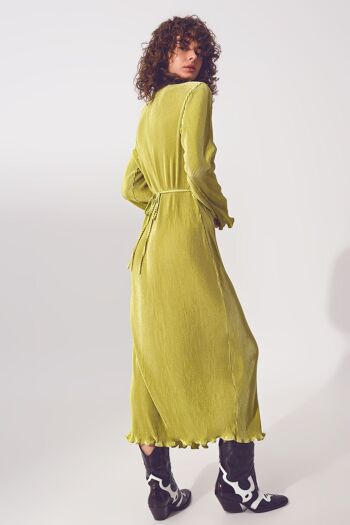 Robe plissée en satin avec détail cache-cœur en vert 2