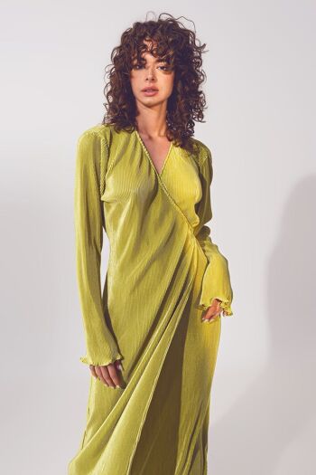 Robe plissée en satin avec détail cache-cœur en vert 4