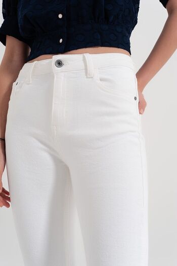 Pantalon droit en blanc avec chevilles larges 4