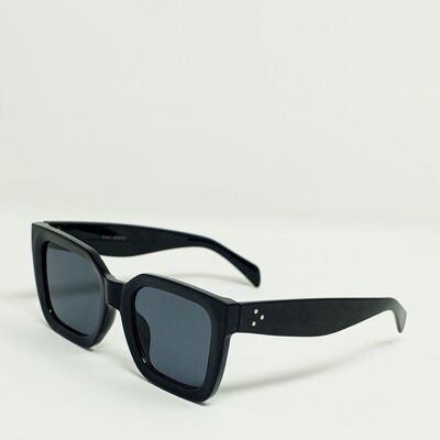 Quadratische Sonnenbrille mit dunklen Gläsern in Schwarz