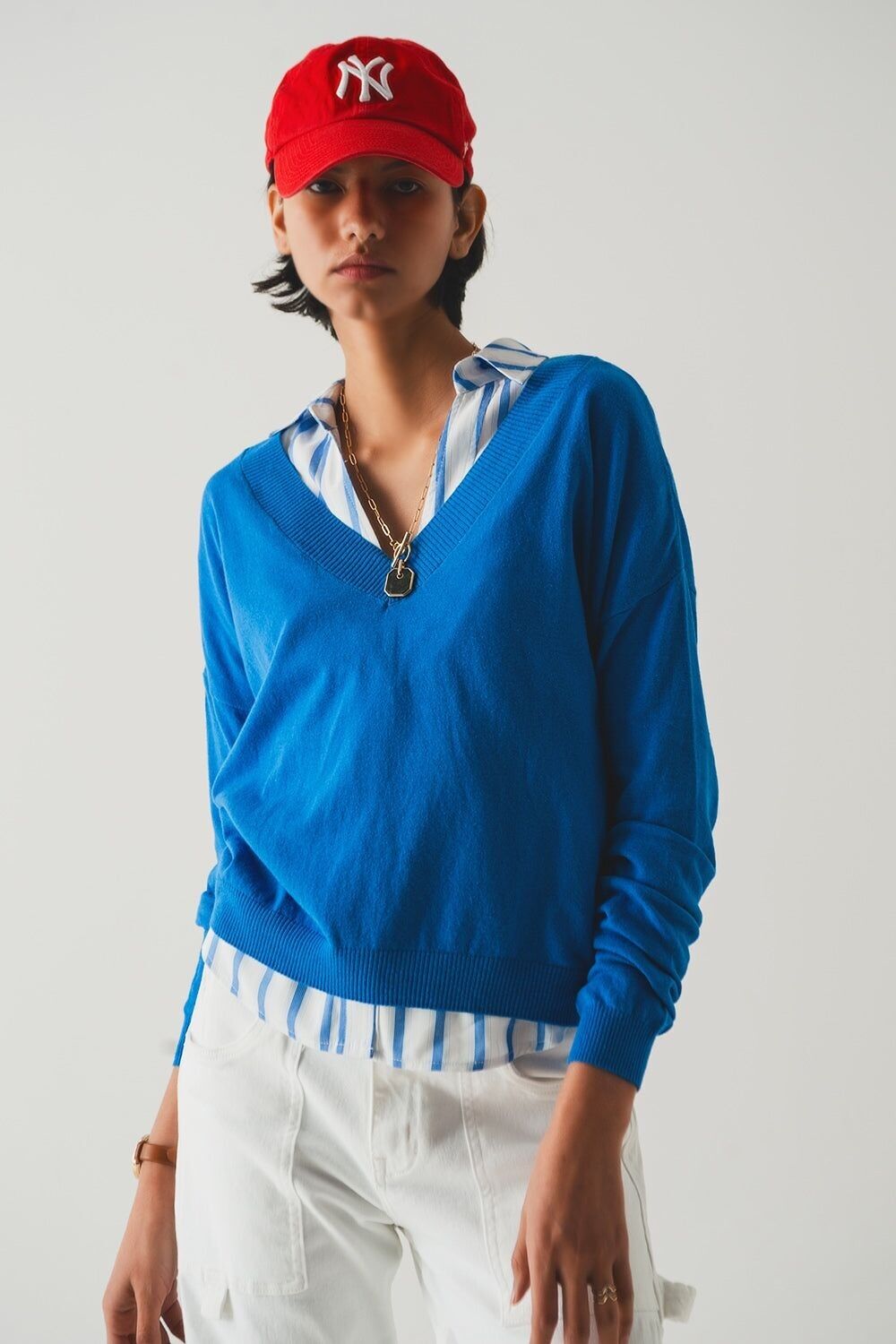 Maglione in maglia fine blu con scollo a V