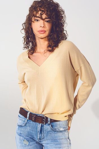 pull en maille fine à col en v beige 4