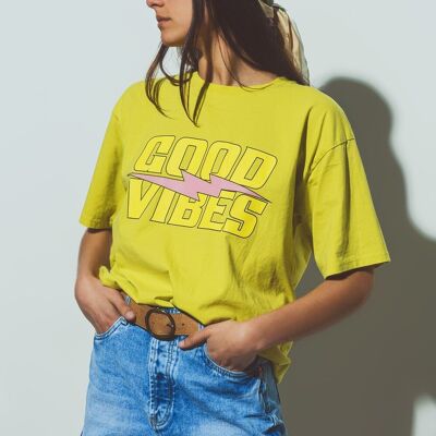 T-shirt con testo Good Vibes in giallo